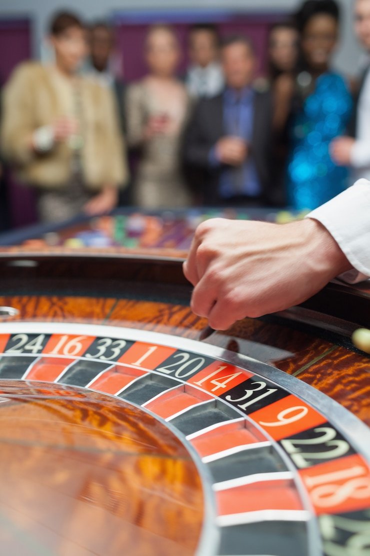 Studio French Roulette kawasantoto dengan dealer profesional dan roda roulette mekanis